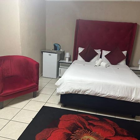 Super Classic Guest House Pretoria-Noord 外观 照片